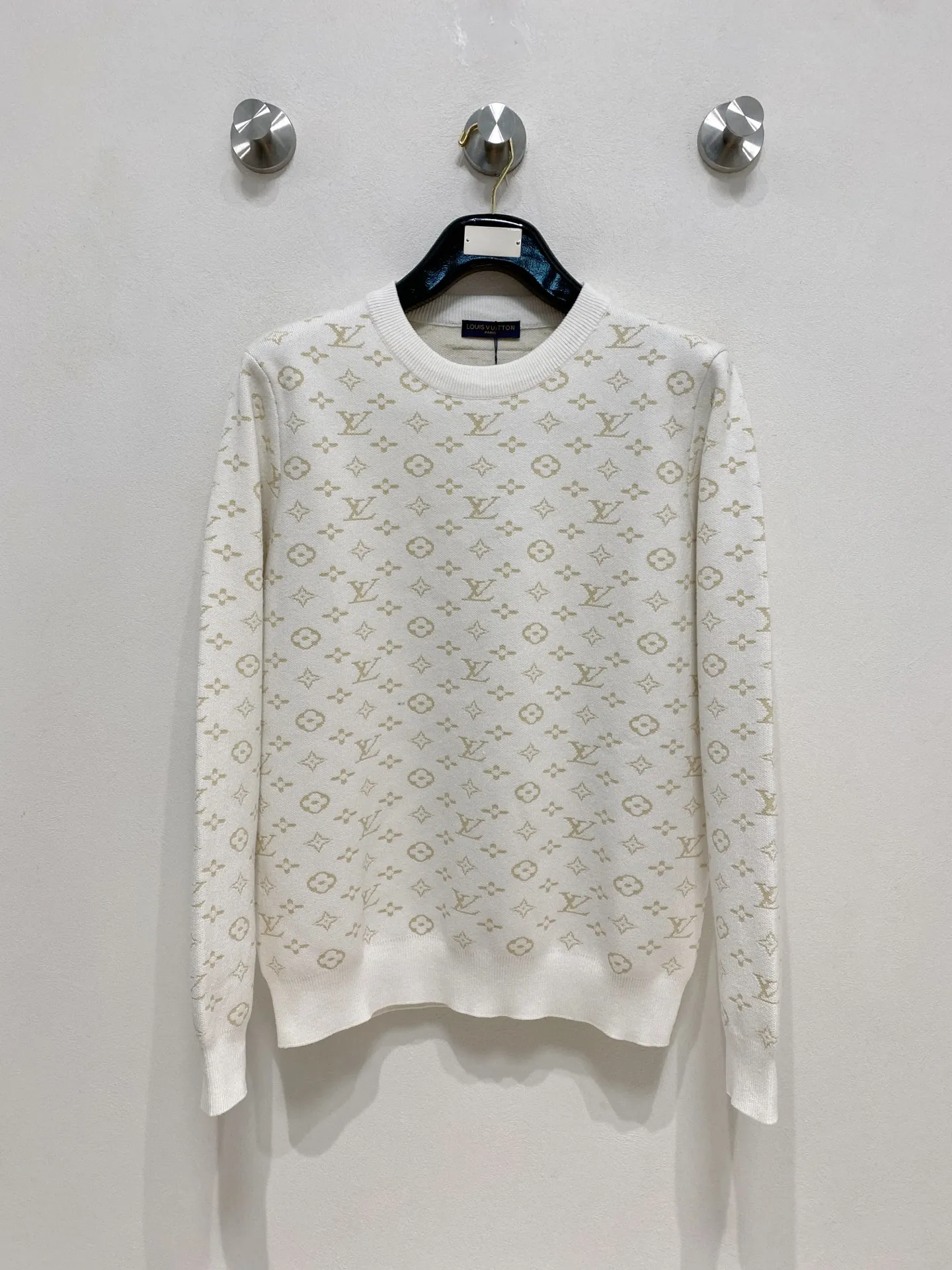 🅿️440 LV crew neck sweater, made of wool blended yarn, has good warmth retention, fluffy and soft, doubles skin care, giving you a lightweight wearing experience. High-quality natural fibers ensure high-quality life. The whole piece adopts solid color single-sided craftsmanship, leaving loose space when fit, solid color plain weave, neat texture, solid color design, durable and high-end. The half-high collar zipper design is meticulous in workmanship, fashionable and versatile. The back shoulder design is simple and comfortable. At the same time, the use of counter-stitch connection highlights the quality in the details, making the temperament more low-key, restrained, calm and stylish, and better showing the clean and tidy side of successful men. The collar, cuffs, and hem are made of dense rib weaving, which is tight and elastic, not easy to deform, and highlights the details and texture. Whether worn alone or layered, it can not only give you a warm feeling, but also give you a sophisticated sense of fashion.      Size: M-XXXL